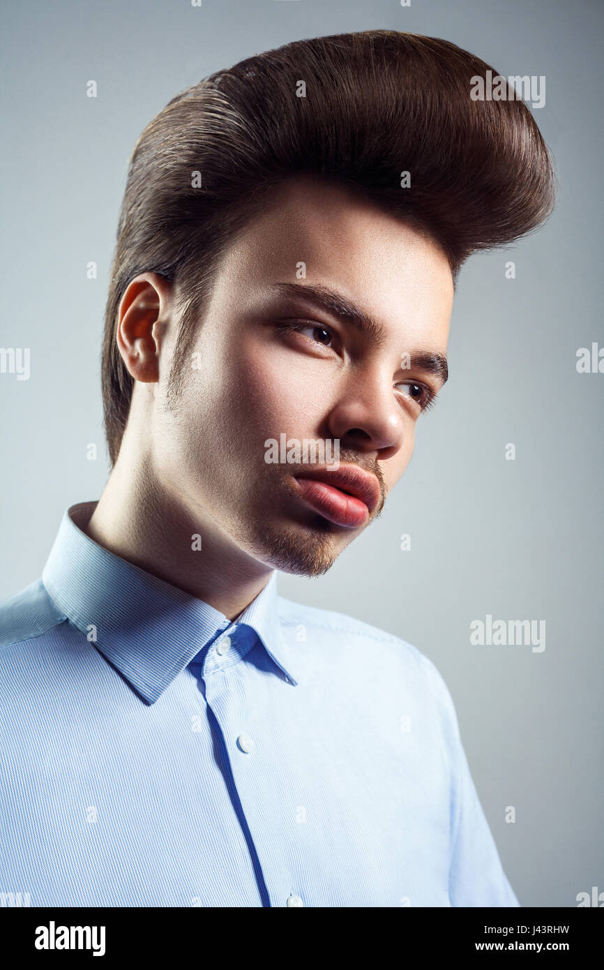 Vue latérale du jeune homme avec retro classic pompadour hairstyle. studio shot. Banque D'Images