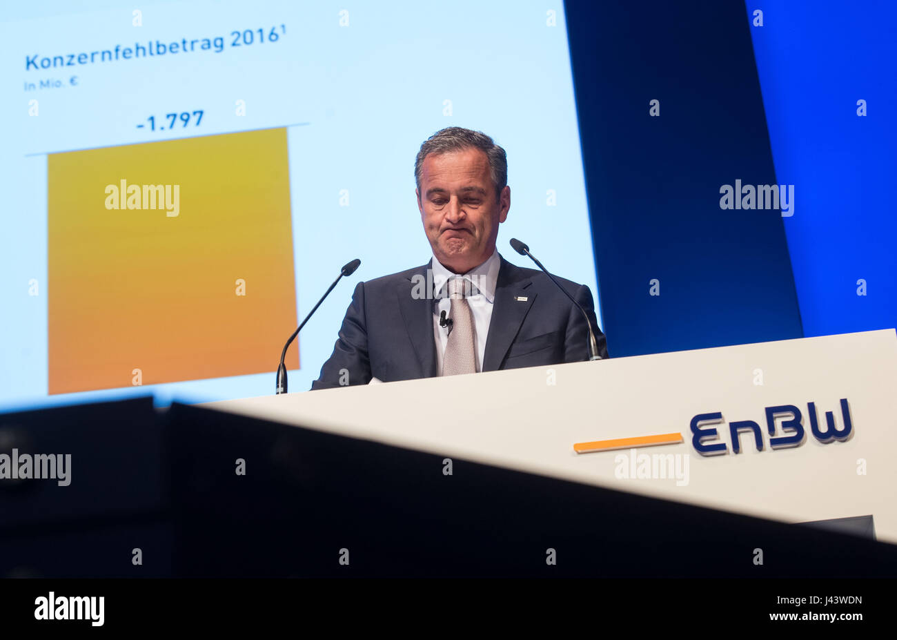 Karlsruhe, Allemagne. 9 mai, 2017. Frank Mastiaux, président du groupe d'énergie EnBW, parle au cours de l'assemblée générale de l'EnBW à Karlsruhe, Allemagne, le 9 mai 2017. Mastiaux a annoncé de nouvelles avancées en clair la réorganisation du groupe pour ses actionnaires. Photo : Marijan Murat/dpa/Alamy Live News Banque D'Images