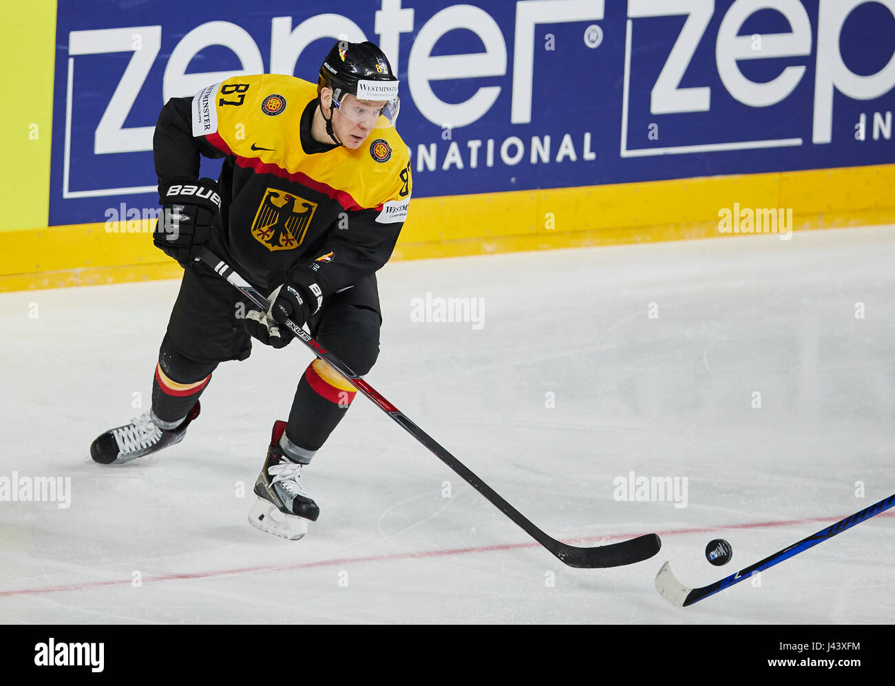 Philip GOGULLA, DEB 87 avec rondelle d'action unique, la libération, l'ensemble du corps, guide, gifle coup, technique, tirer, Allemagne - Russie 3-6 Hockey sur glace Coupe du Monde 2017, l'Allemagne, DEB , Cologne, Allemagne, 08 mai 2017 © Peter Schatz / Alamy Live News Banque D'Images