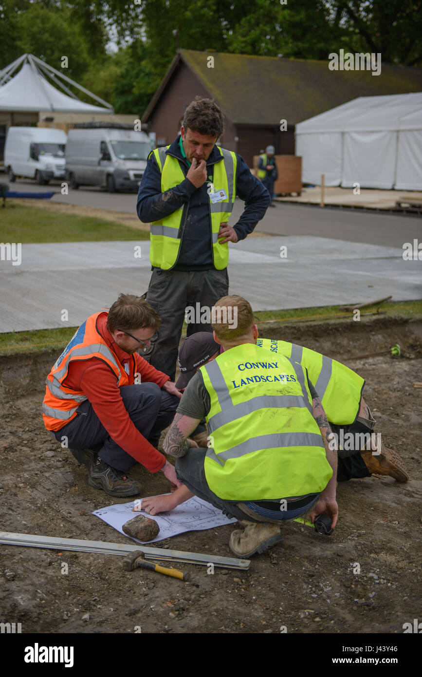 Londres, Royaume-Uni. 9 mai, 2017. Dans les coulisses de la RHS Chelsea Flower Show, le RHS Chelsea Flower Show, officiellement connu comme le Grand Salon du printemps, le jardin s'est tenu pendant cinq jours en mai par la Royal Horticultural Society (RHS) dans le parc du Royal Hospital Chelsea à Chelsea, Londres. Tenue à Chelsea depuis 1912, il est le plus célèbre des jardins de fleurs et de paysage au Royaume-Uni, et peut-être dans le monde, attirer des visiteurs de tous les continents. Credit : Jonathan Ward/Alamy Live News Banque D'Images