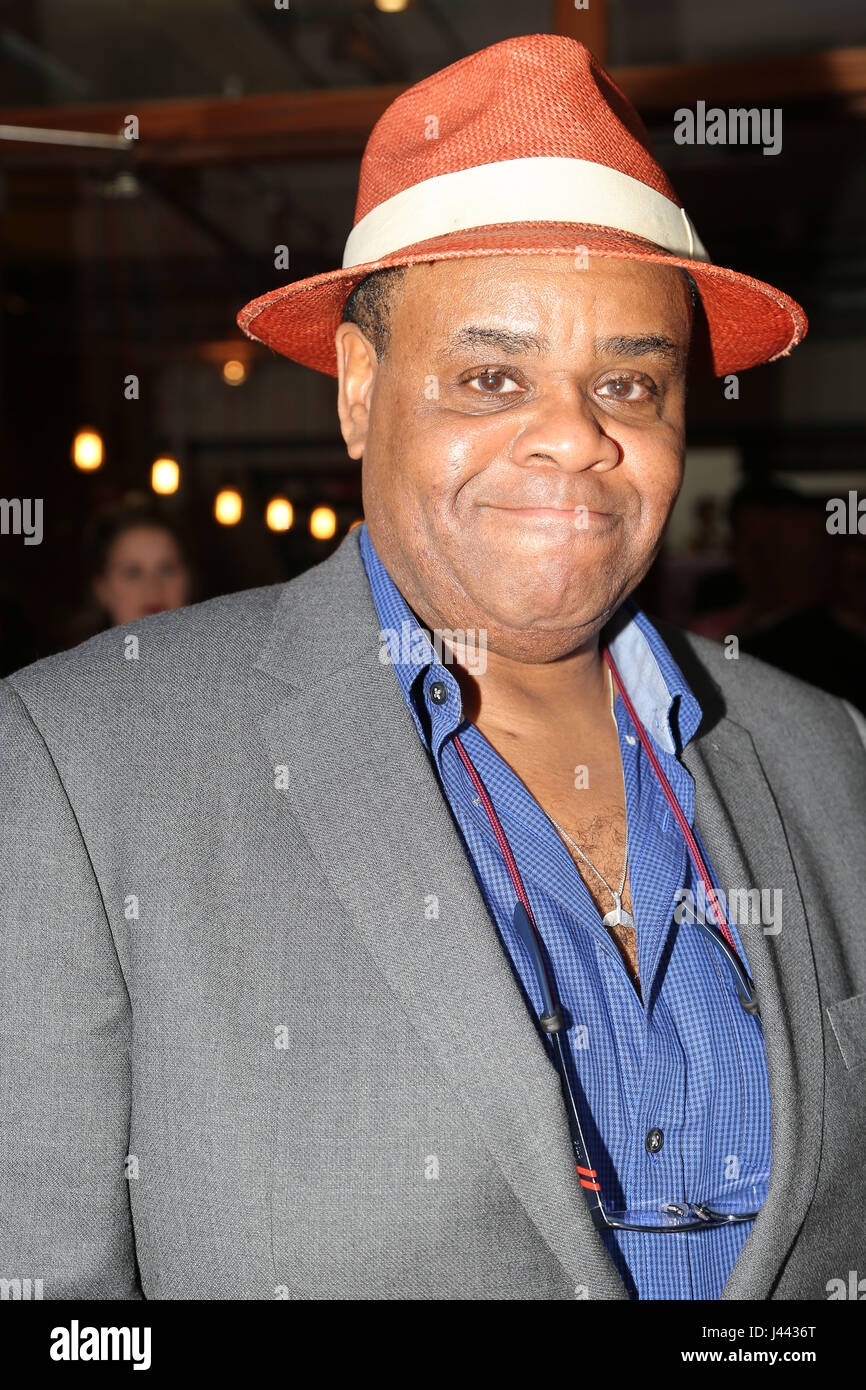 Londres, Royaume-Uni. 9 mai, 2017. Clive Rowe arrive au théâtre du parc. Stars et célébrités arrive pour le théâtre du parc à thème VIP 1950 4e anniversaire de Gala de Madame Rubinstein, avec Miriam Margolyes. Credit : Dinendra Haria/Alamy Live News Banque D'Images