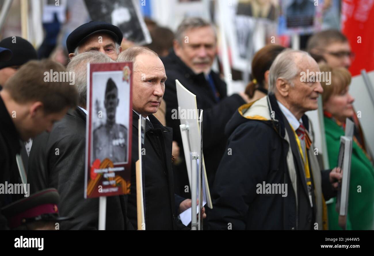 Moscou, Russie. 9 mai, 2017. Le président russe Vladimir Poutine, est titulaire d'un portrait de son père, un ancien combattant de la guerre de Vladimir Poutine, au cours de l'Spiridonovich Régiment immortel mars patriotique marquant la célébration de la journée annuelle de la victoire et le 72e anniversaire de la fin de la Seconde Guerre mondiale à la place Rouge Le 9 mai 2017 à Moscou, Russie. Credit : Planetpix/Alamy Live News Banque D'Images