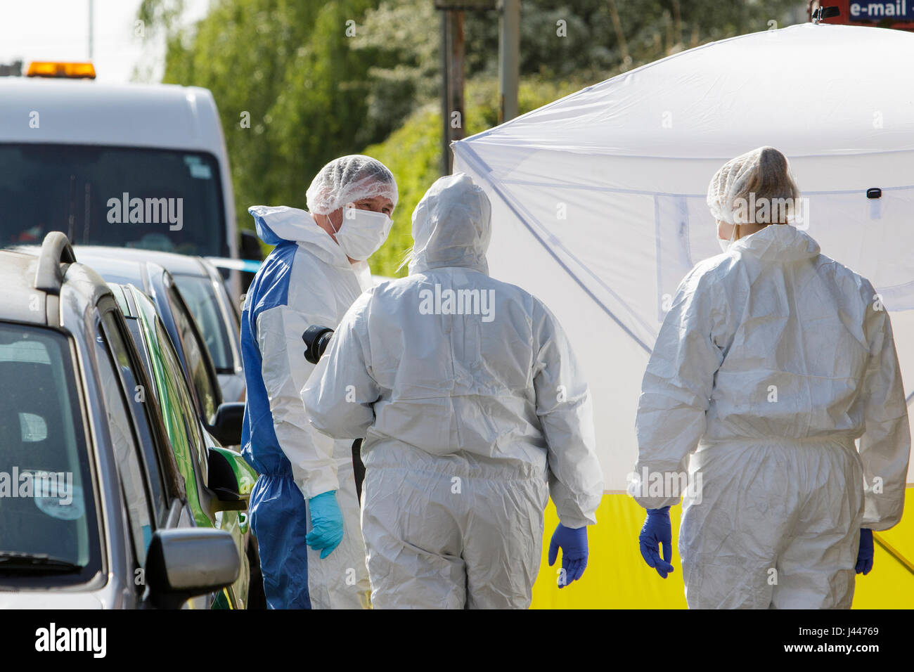 Chippenham, UK. 10 mai, 2017. Les agents de police forensic SOCO sont illustrés sur la scène sur la route de Londres où 38 ans Russell Nixon a été trouvé avec d'importantes blessures à 00.20 le mercredi matin. La police a déclaré que M. Nixon a été déclaré mort à la scène et un homme de 22 ans nommé Matthew Chapman a été arrêté, soupçonné de meurtre. Credit : lynchpics/Alamy Live News Banque D'Images