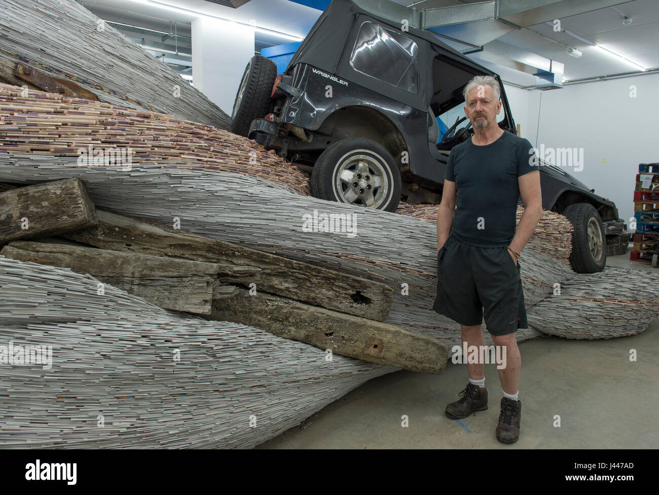 Griffin Gallery, Londres, Royaume-Uni. 10 mai, 2017. Touche finale à David Mach's exposition solo 'incoming'. L'installation est créé avec 20-tonnes de papier journal recyclé avec David's Jeep Wrangler qui a été conduit en particulier à partir de l'Écosse pour le spectacle. Credit : Malcolm Park editorial/Alamy Live News. Banque D'Images