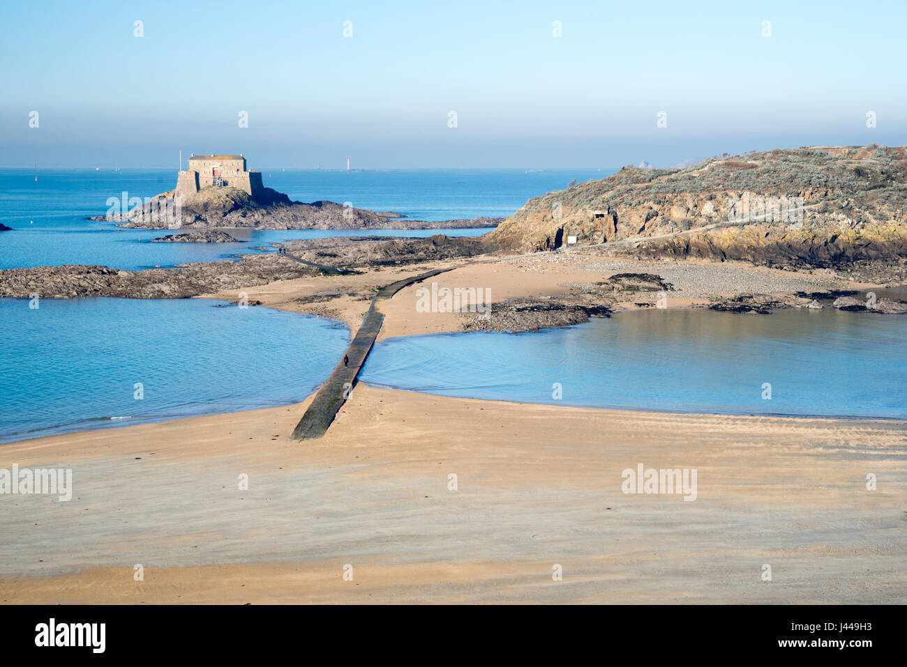 Être Grand et Petit îles à marée basse à Saint Malo, Bretagne, France Banque D'Images