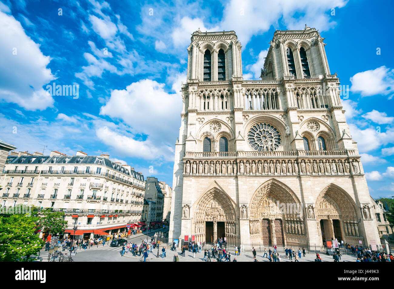 Vue extérieure panoramique lumineuse de la Cathédrale Notre Dame, le célèbre monument de Paris, la France et l'icône de l'ouest de la chrétienté européenne Banque D'Images