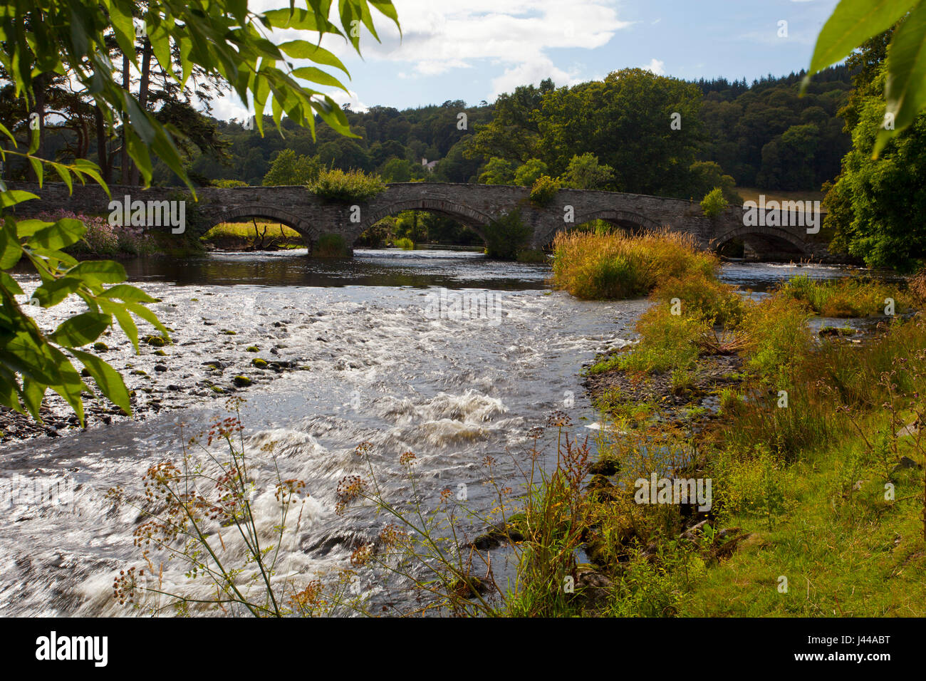 Un pont sur la rivière Dee au Pays de Galles, à quelques kilomètres en aval de Bala Banque D'Images