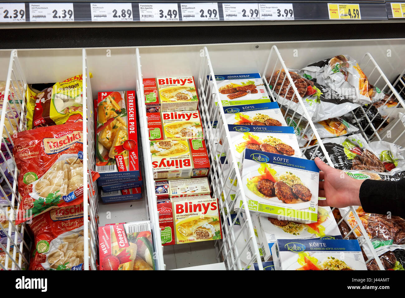 Les emballages de produits alimentaires turcs dans le congélateur d'un supermarché allemand Banque D'Images