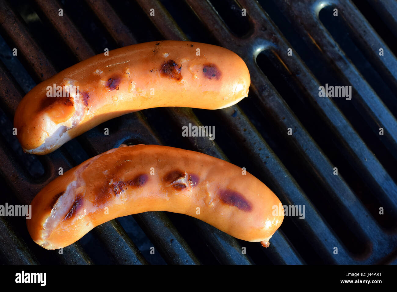 Vue de dessus les saucisses sur la grille du barbecue Banque D'Images