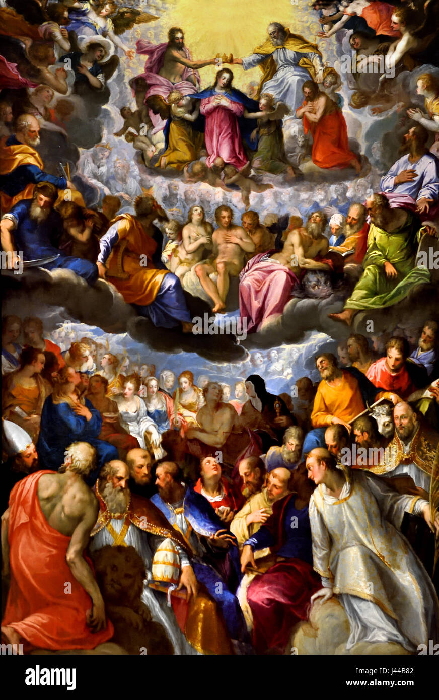 Le couronnement de la Vierge, Johann Rottenhammer 1596-1606 1564 - 1625 Italie italien ( Les principaux chiffres du plus bas niveau de la composition sont Saint Lawrence avec martyr's palm et pierre (à droite), et Saint Jérôme avec son lion (à gauche), accompagné par les autres Pères de l'Eglise latine. La Vierge au sommet est couronné par le Christ et Dieu le Père, avec Adam et Eve juste au-dessous. Les Saints Pierre et Paul (gauche et droite) sont accompagnés de figures de l'Ancien Testament, y compris Abraham, avec épée, Isaac transportant du bois (à gauche), et Moïse avec les tables de la Loi ) Banque D'Images