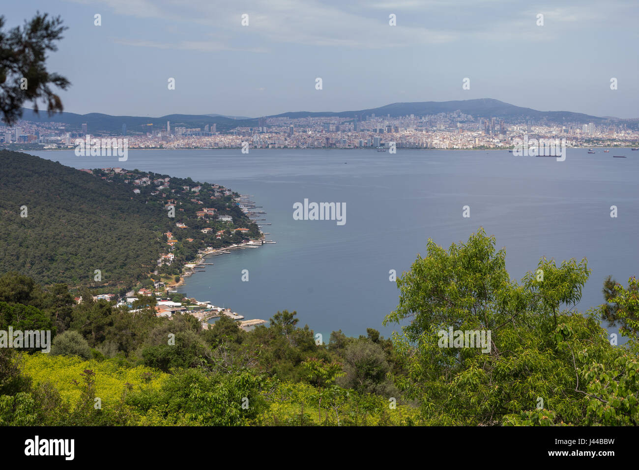 Vue vers la ville d'Istanbul à partir d'un sommet de l'île de Büyükada, les îles des Princes, Istanbul, Turquie Banque D'Images