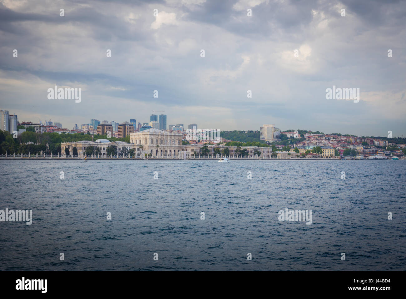 Vue sur le palais de Dolmabahce du Bosphore, Istanbul, Turquie Banque D'Images