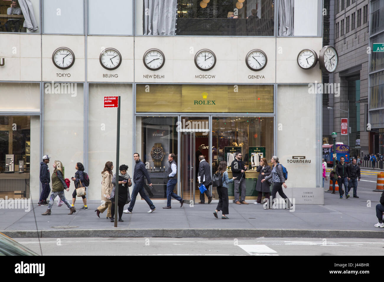Flux de piétons par l'Torneau store le long de la 6e Avenue à la 42e Street à Manhattan. Banque D'Images