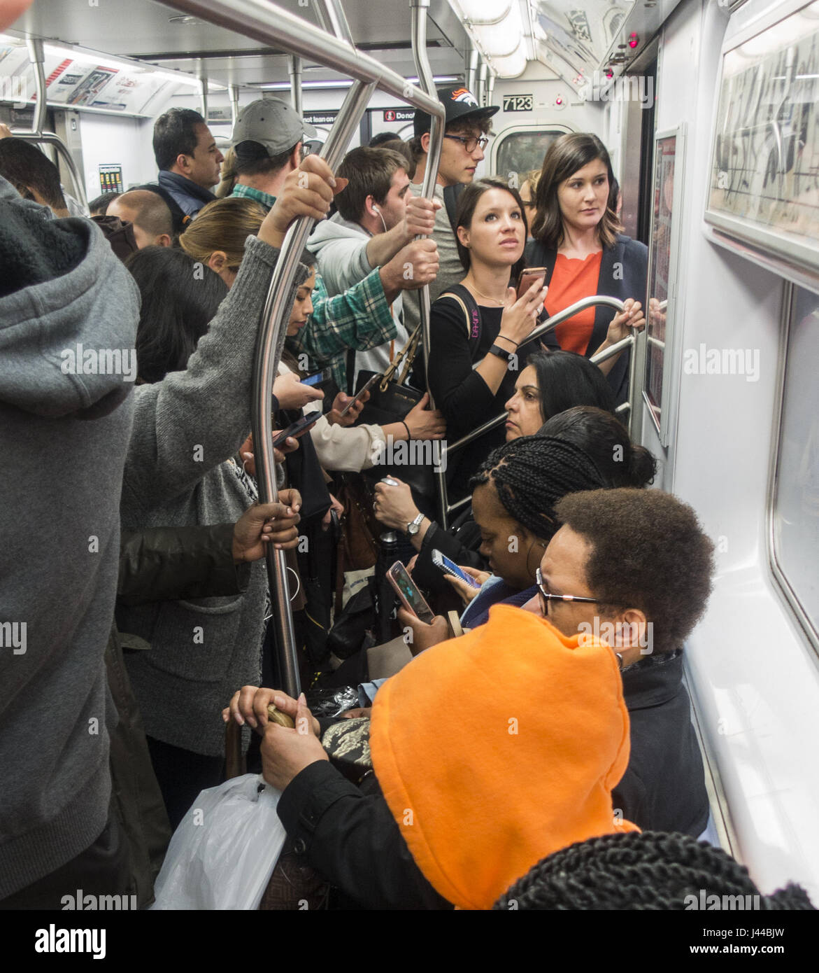 Depuis New York City enfin mettre en wifi chaque station de métro à New York City les téléphones sont constamment dehors. Le train no 6 est toujours bondé à l'heure de pointe sur la ligne de Lexington à Manhattan, New York. Banque D'Images