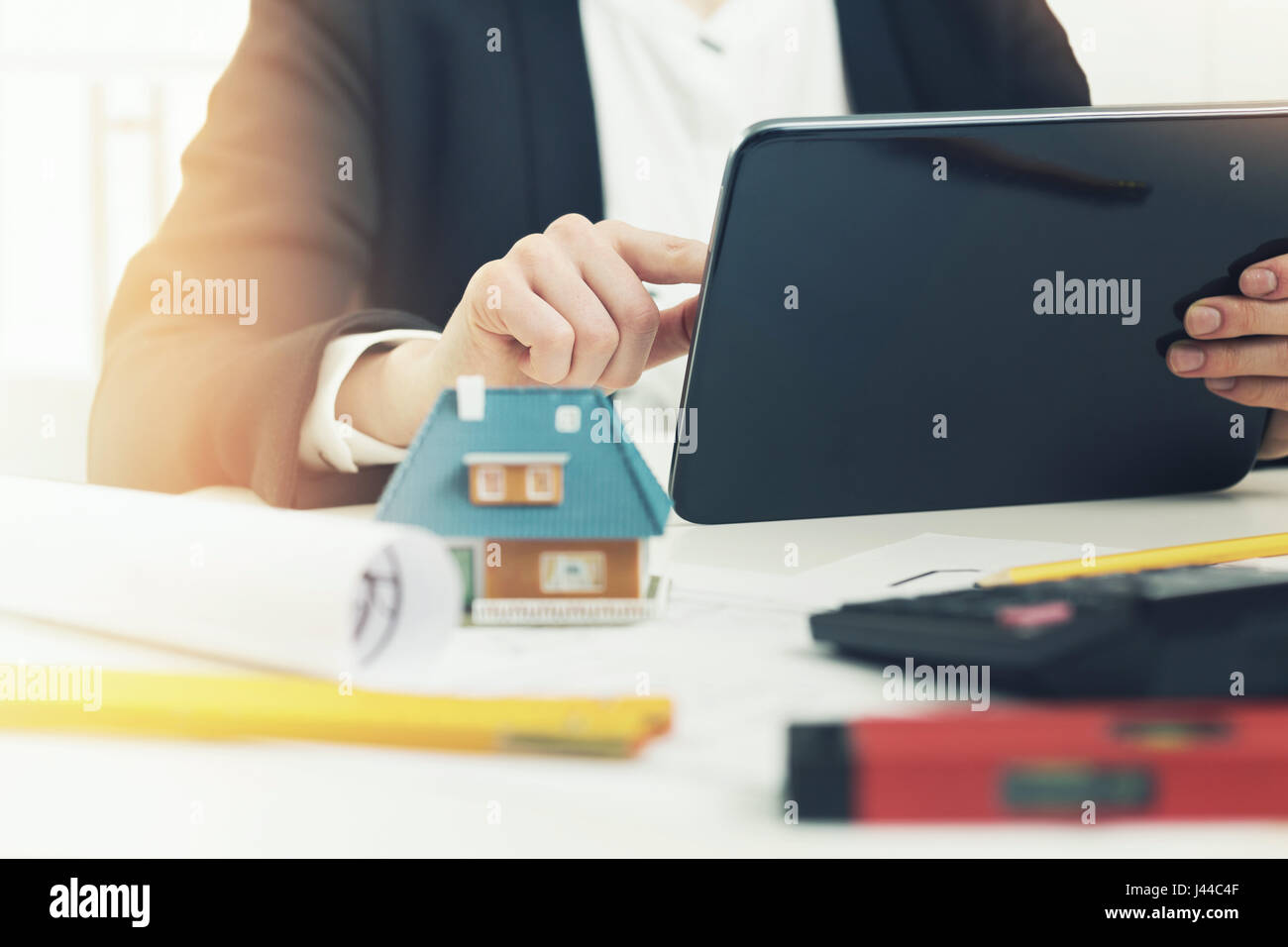 L'architecte travaille sur de nouveaux projet maison in office Banque D'Images