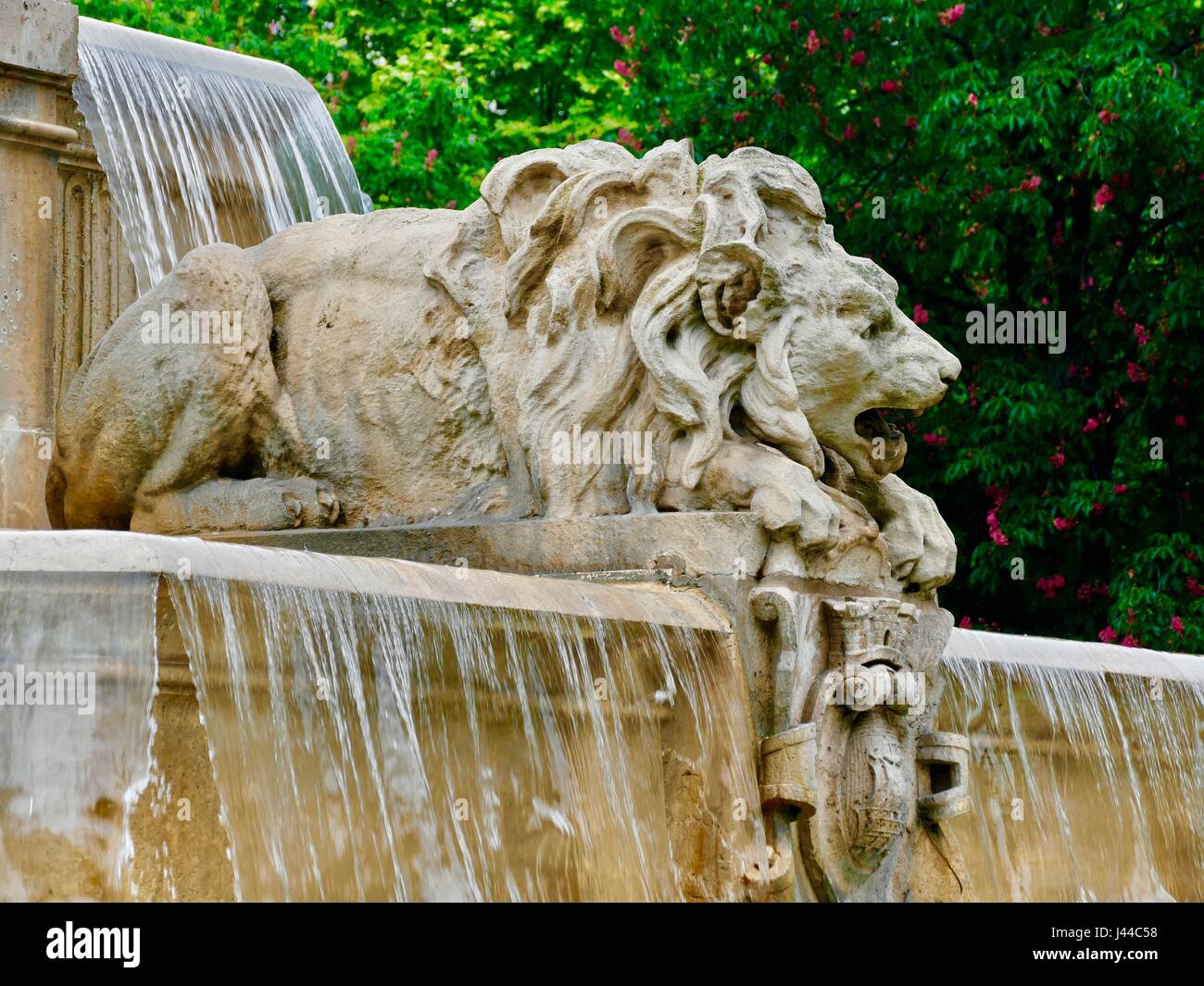 Détails sur Lion Saint-Sulpice fontaine avec de l'eau en cascade. La place Saint-Sulpice. Paris, France Banque D'Images