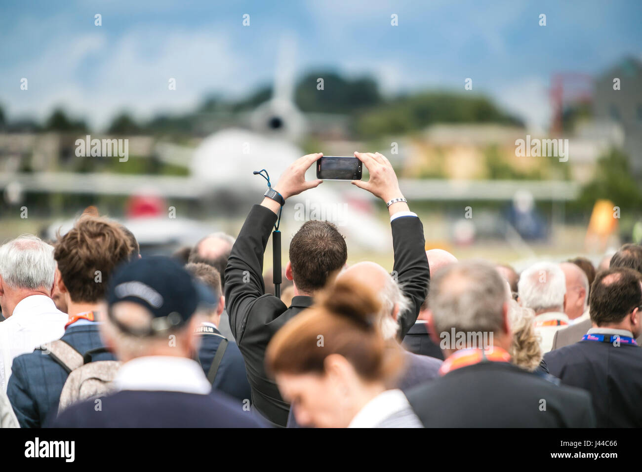 En spectateur à selfies air show avec le plan à l'arrière-plan Banque D'Images