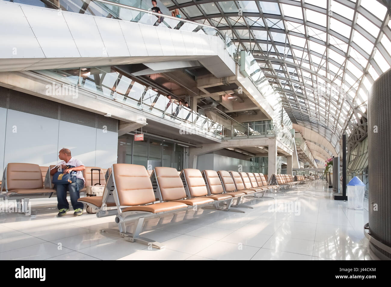 SAMUT PRAKAN, THAÏLANDE - 19 janvier 2017 : les voyageurs, les passagers du vol d'attente dans l'aérogare de l'aéroport de Suvarnabhumi Banque D'Images