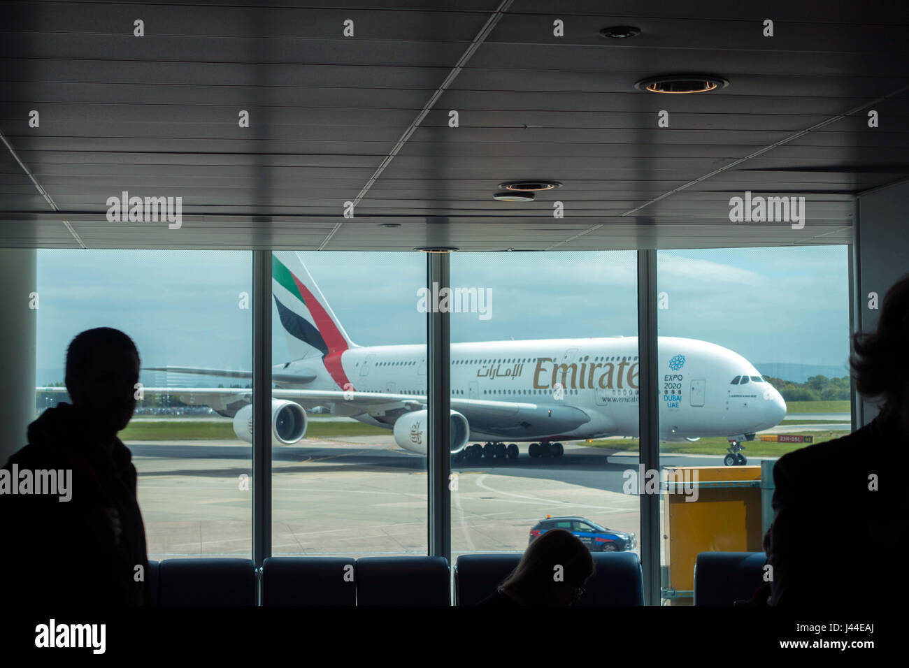 Airbus A380 Emirates arrivant à l'aéroport de Manchester vu à travers la fenêtre de salon Banque D'Images