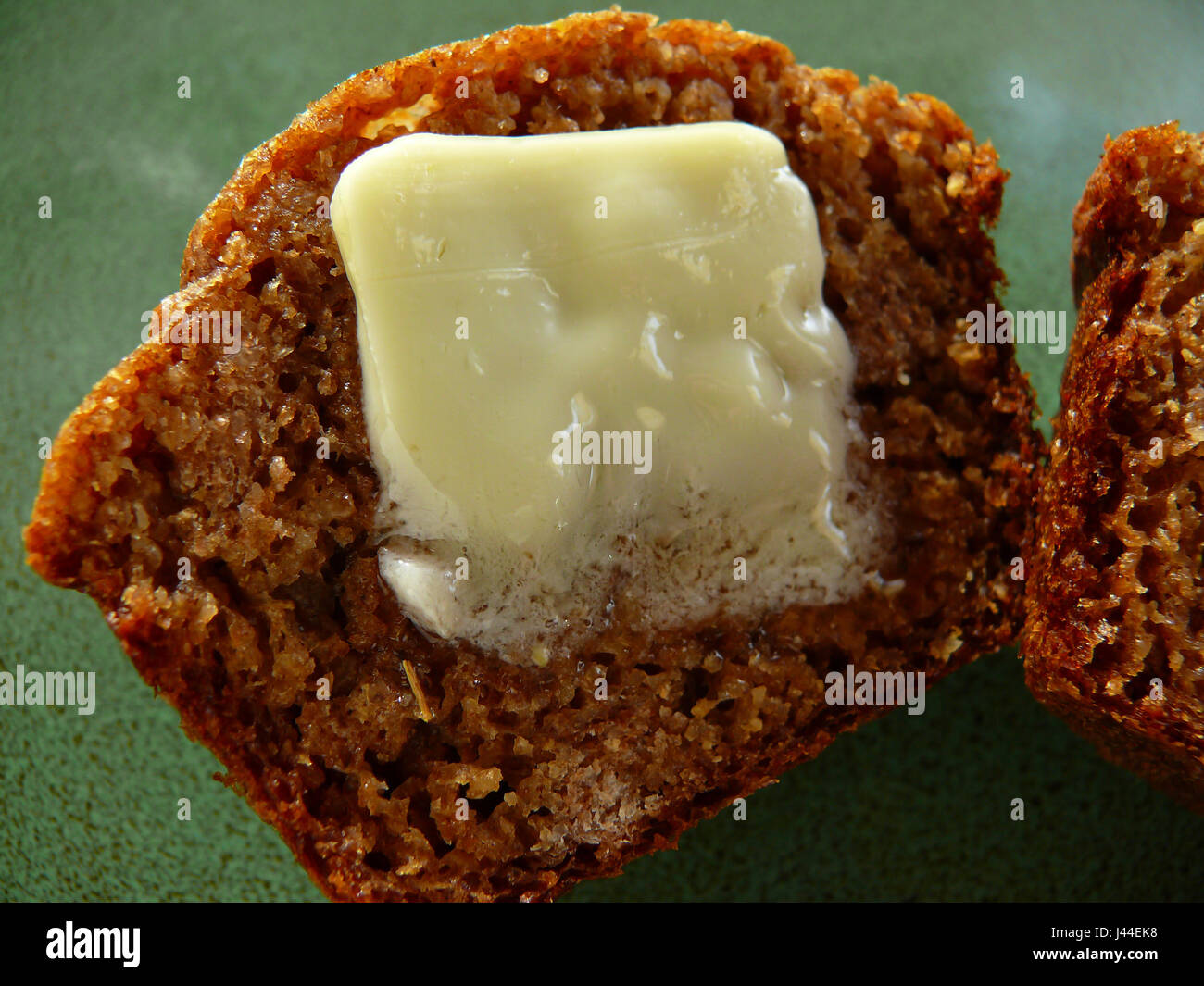 Noisette de beurre sur un muffin au blé entier. Banque D'Images