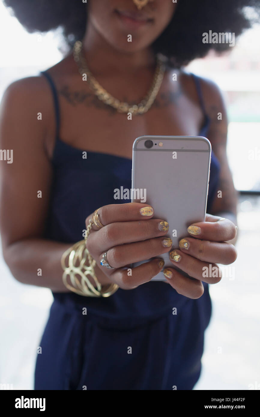 Une jeune femme de prendre un autoportrait. Banque D'Images
