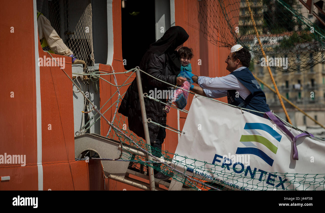 Salerno Italie 9 Mai 17 Environ 1000 Refugies A Bord Du Navire Norvegien Pilote Iem Debarque A Salerne Les Migrants Pour La Plupart D Origine Subsaharienne Ont Ete Retrouves Dans Plusieurs Operations En