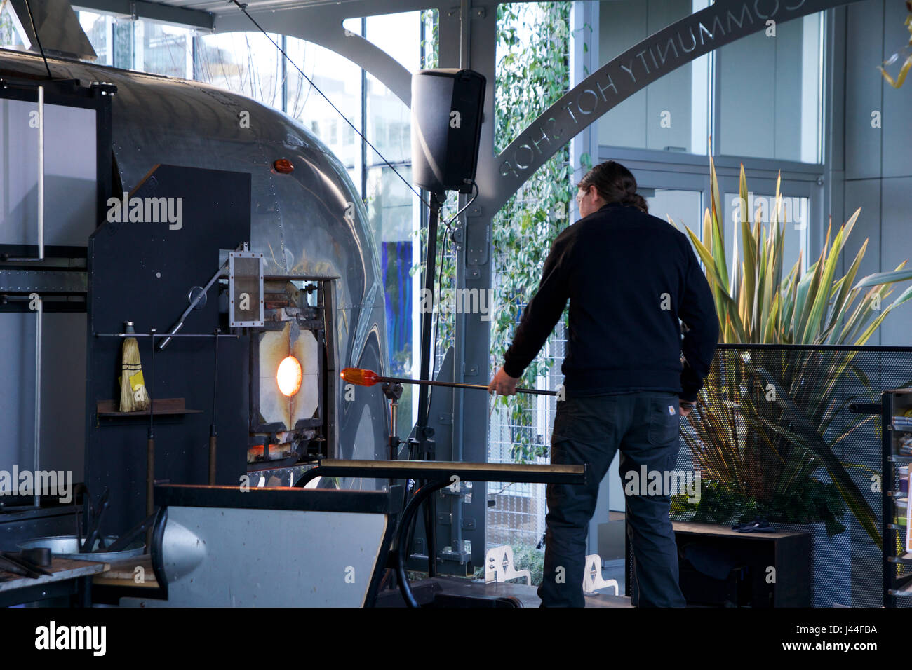 SEATTLE, Washington, USA - JAN 23rd, 2017 : Un homme motlen prend le verre et le façonne en utilisant certains outils spécialisés pour soufflage de l'art à une exposition par l'artiste américaine à Chihuly Dale Chihuly Glass Museum et Jardin Banque D'Images SEATTLE, Washington, USA - JAN 23rd, 2017 : Un homme motlen prend le verre et le façonne en utilisant certains outils spécialisés pour soufflage de l'art à une exposition par l'artiste américaine à Chihuly Dale Chihuly Glass Museum et Jardin Banque D'Images