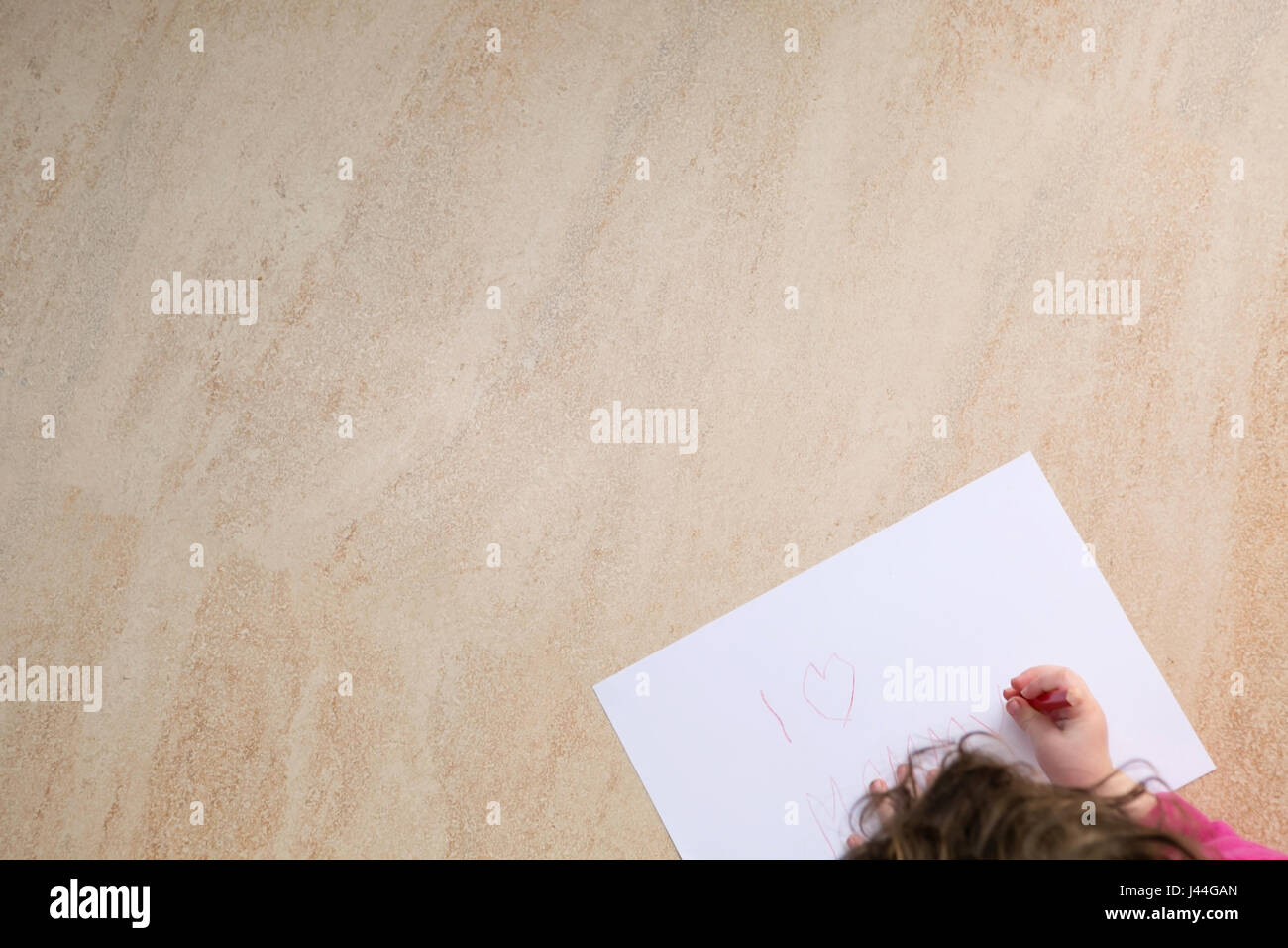 Mignon enfant faisant une carte pour la Fête des Mères Banque D'Images