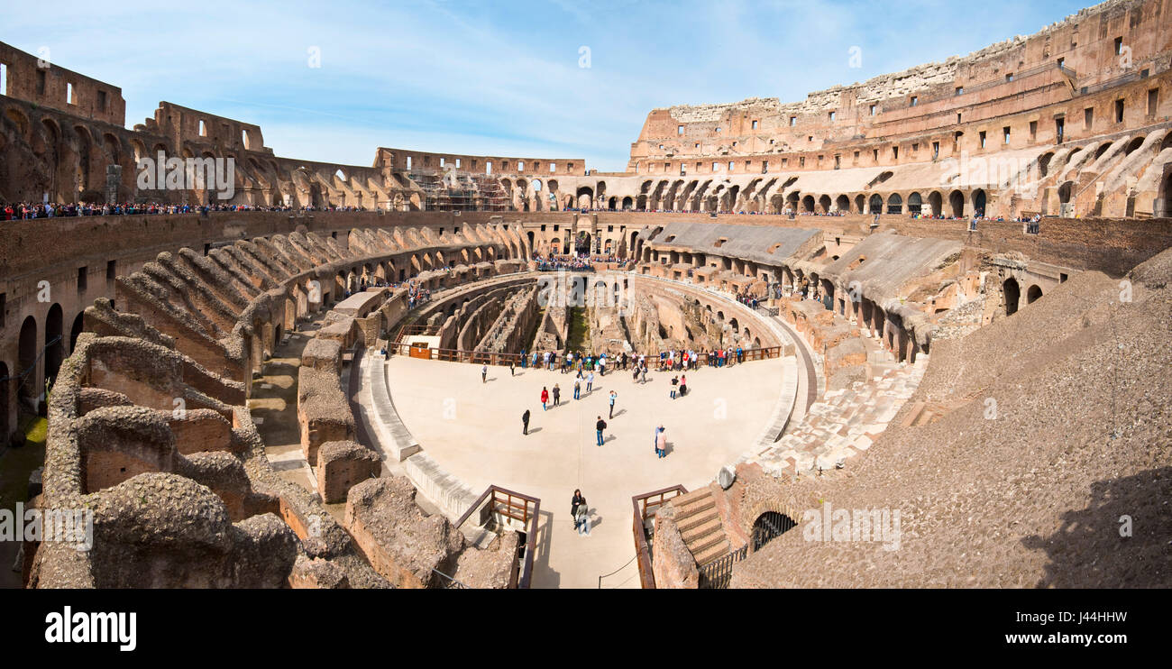 2 photo croix vue panoramique vue de l'intérieur de l'amphithéâtre à l'intérieur du Colisée avec les touristes visiteurs sur une journée ensoleillée pris du moyen niveau 2. Banque D'Images