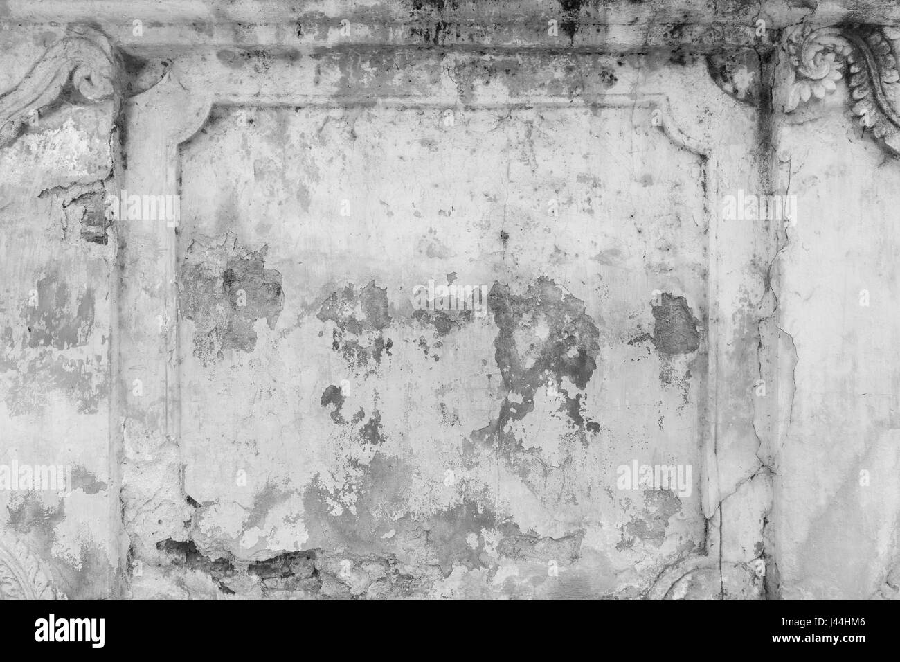 Cassé, vieux et de plâtrage écaillé wall en noir&blanc. Banque D'Images Cassé, vieux et de plâtrage écaillé wall en noir&blanc. Banque D'Images