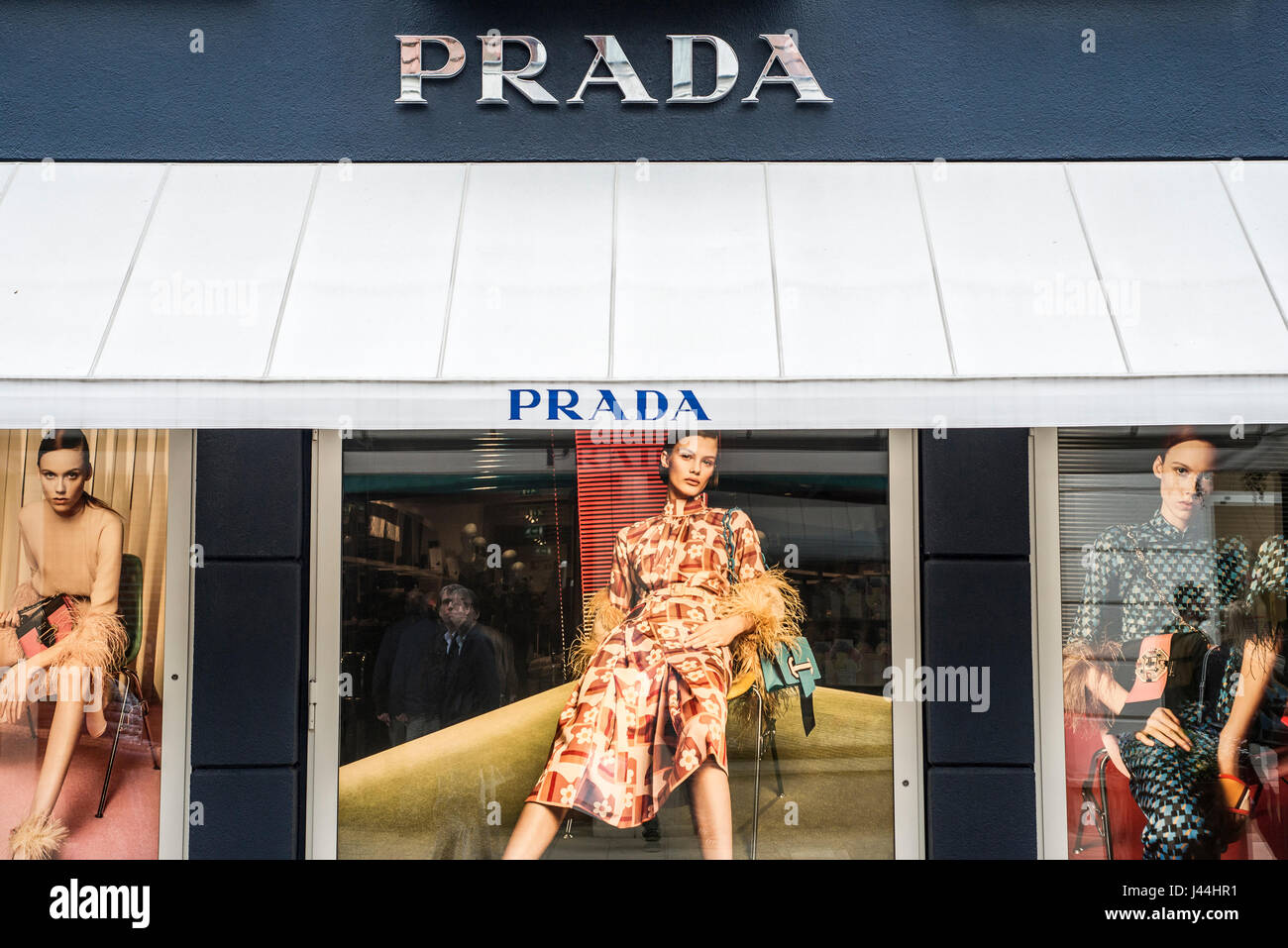 Roermond Pays-Bas 07.05.2017 - Logo de la boutique de luxe Prada dans la Mc Arthur Glen Designer Outlet shopping area Banque D'Images