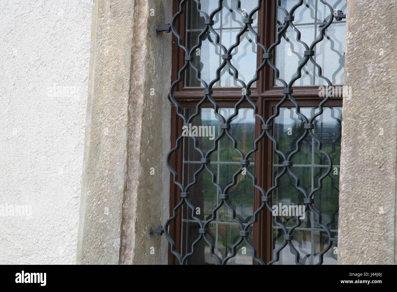 Des barres de fer sur la fenêtre baroque Banque D'Images