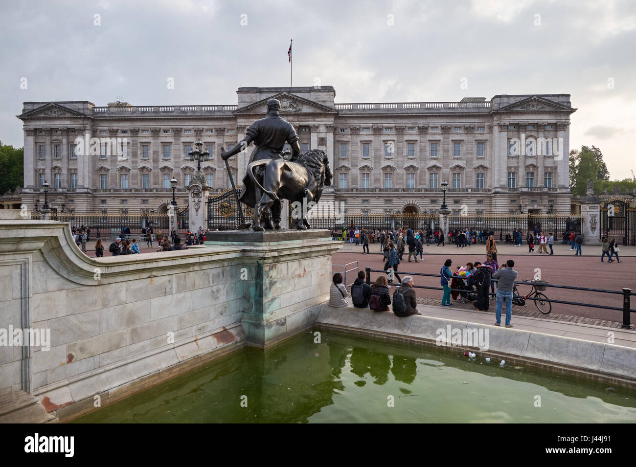 Les touristes devant le palais de Buckingham à Londres, Angleterre Royaume-Uni UK Banque D'Images