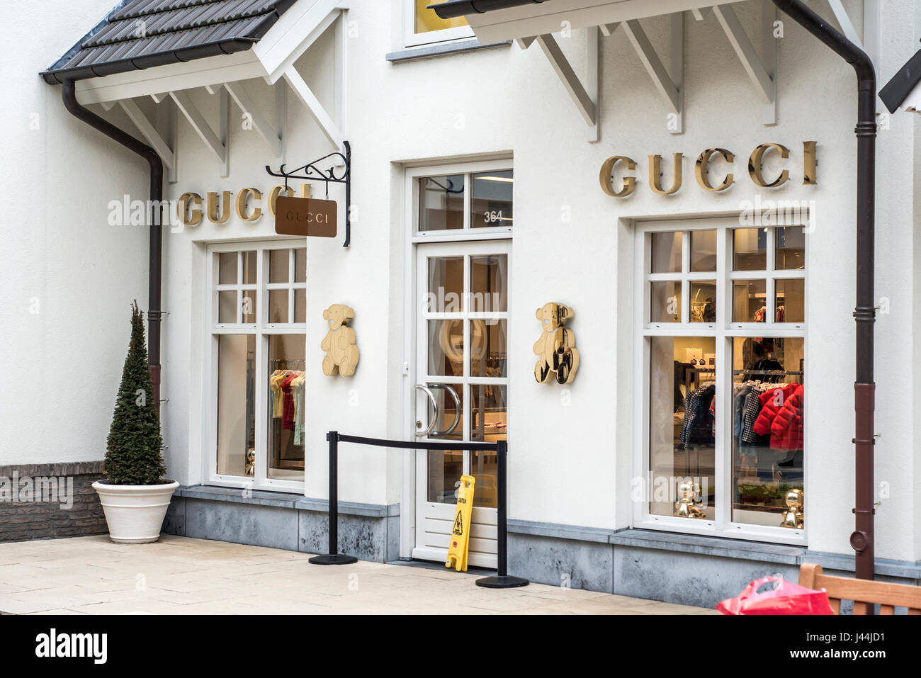 Roermond, Pays-Bas 07.05.2017 - Logo et shop de GUCCI Store Mc Arthur Glen  Designer Outlet shopping area Photo Stock - Alamy
