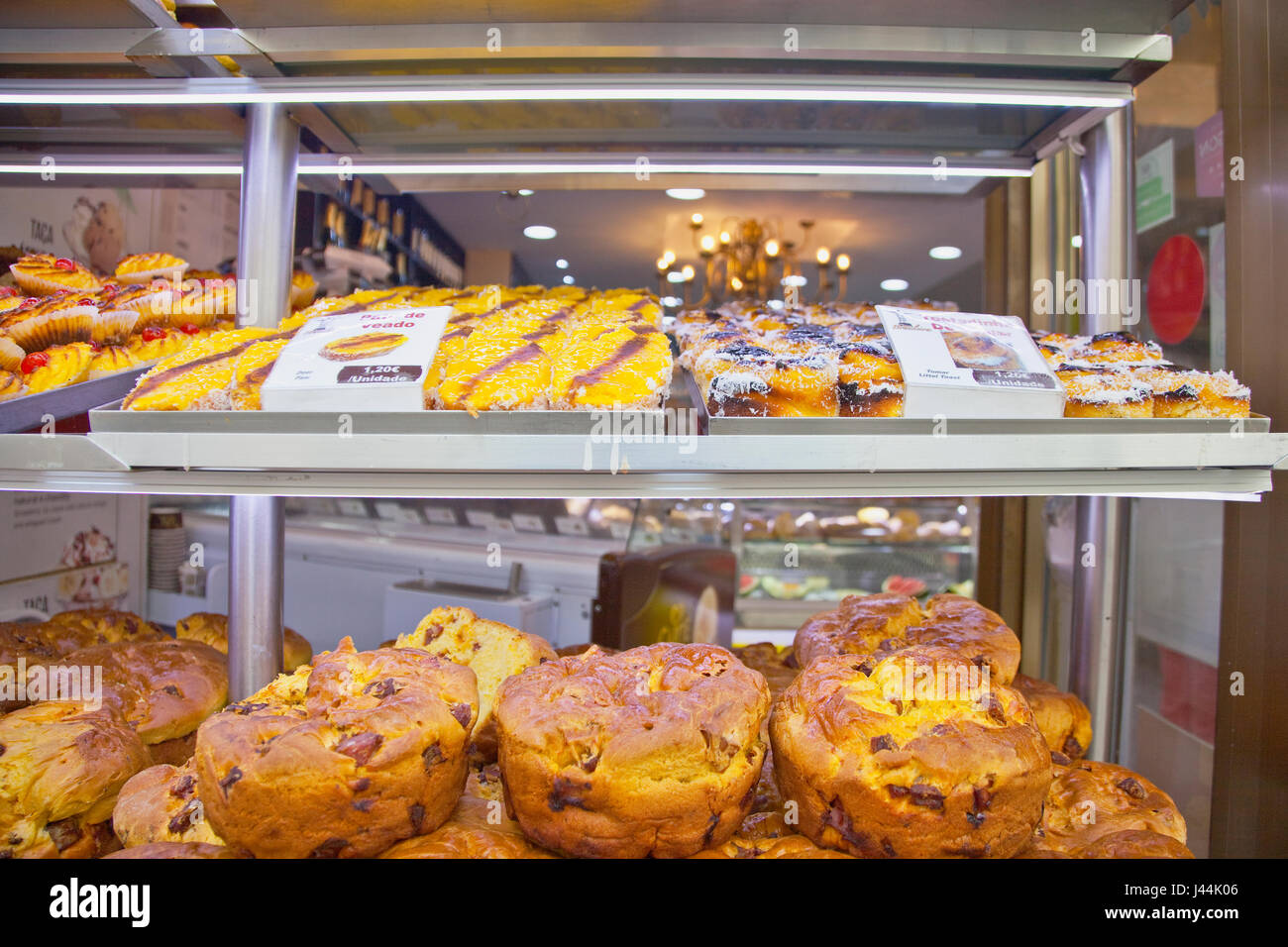 Le Portugal, Estremadura, Lisbonne, la Baixa, affichage de la crème anglaise gâteaux et pâtisseries. Banque D'Images