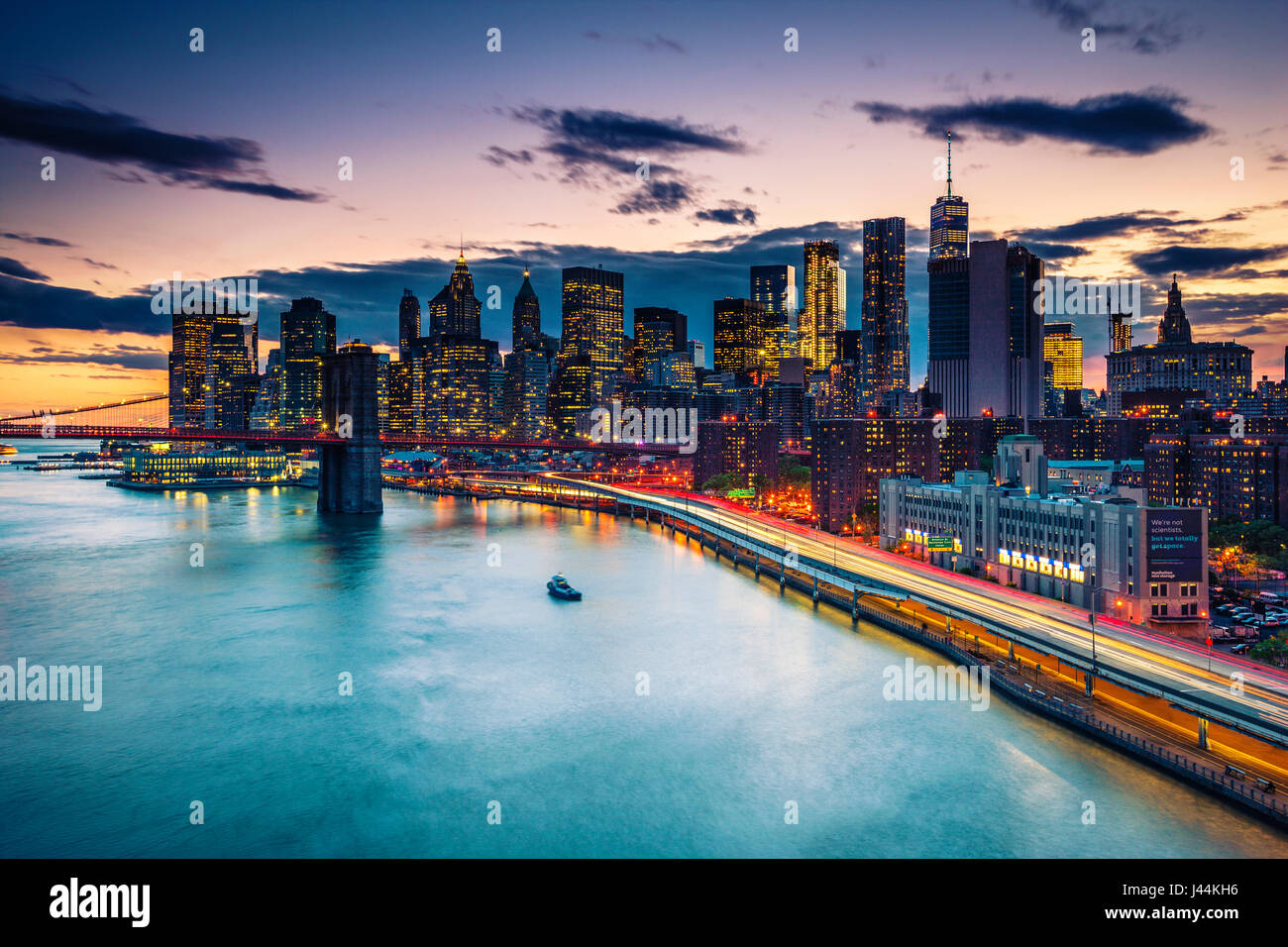 New York skyline waterfront.Vue de Broklyn bridge et Manhattan au coucher du soleil Banque D'Images