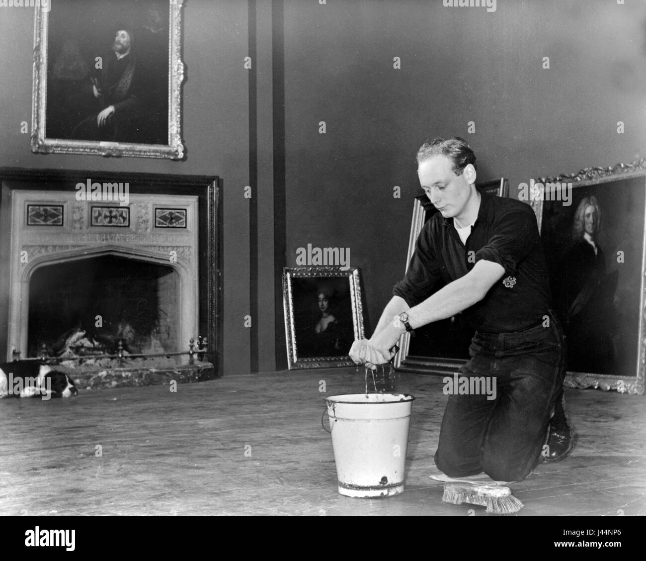 Edward, Lord Montagu lave-sol dans Palace Chambre 1952 Banque D'Images