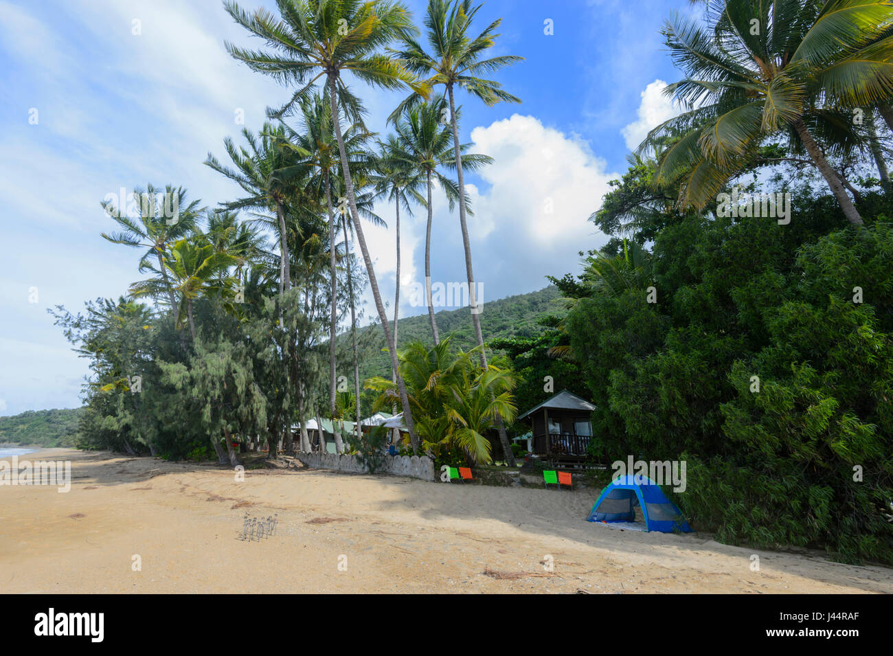 Petite tente sur Ellis Beach, Far North Queensland, Australie, FNQ Banque D'Images