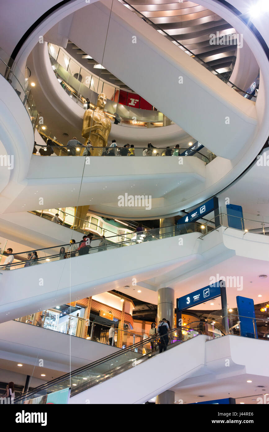 Les escaliers roulants, les gens et les boutiques dans Siam Center, un grand centre commercial de Bangkok. Banque D'Images