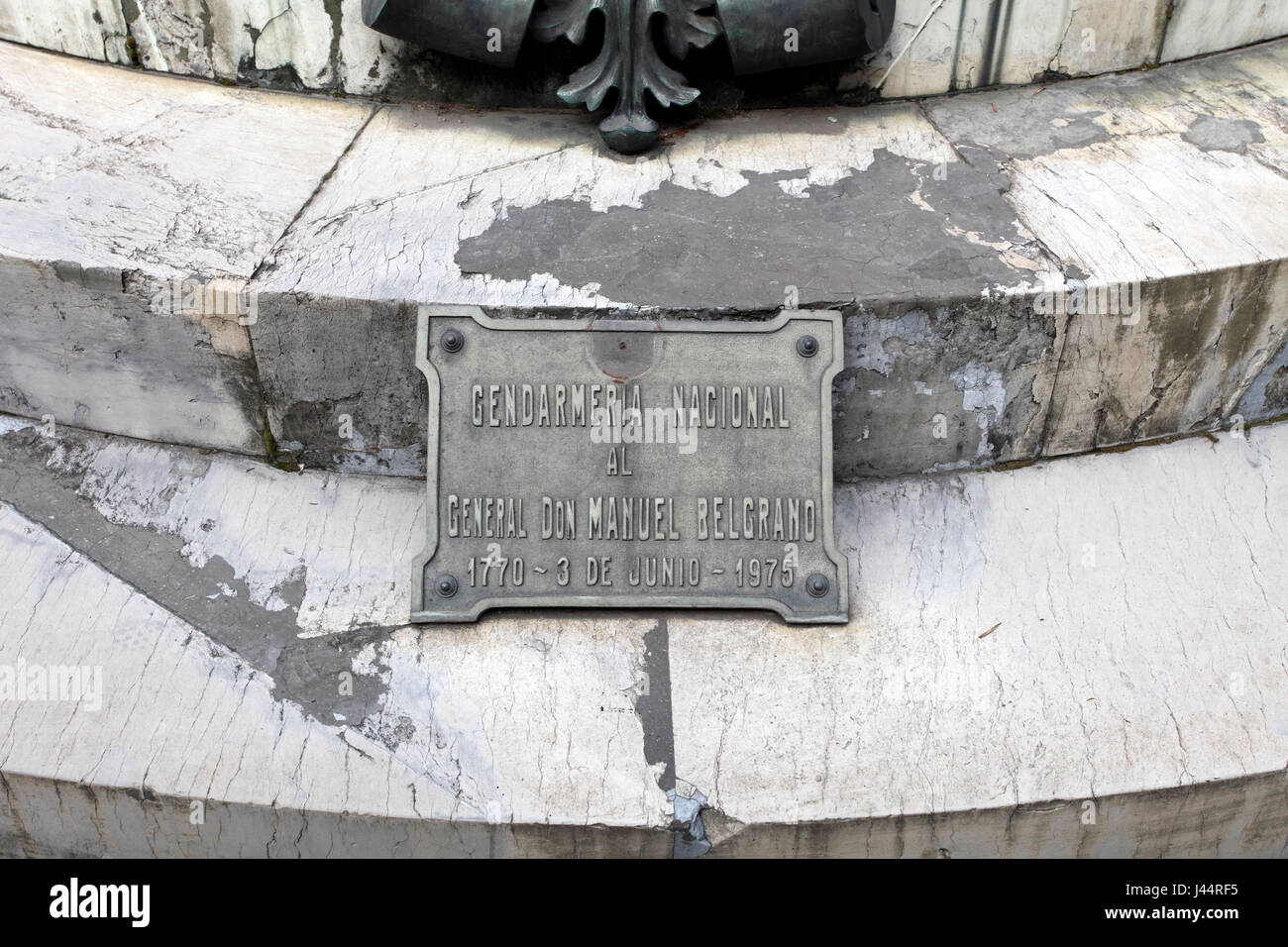 Plaque commémorative au pied du mausolée General Manuel Belgrano sur Calle de Defensa, Buenos Aires, Argentine. Banque D'Images
