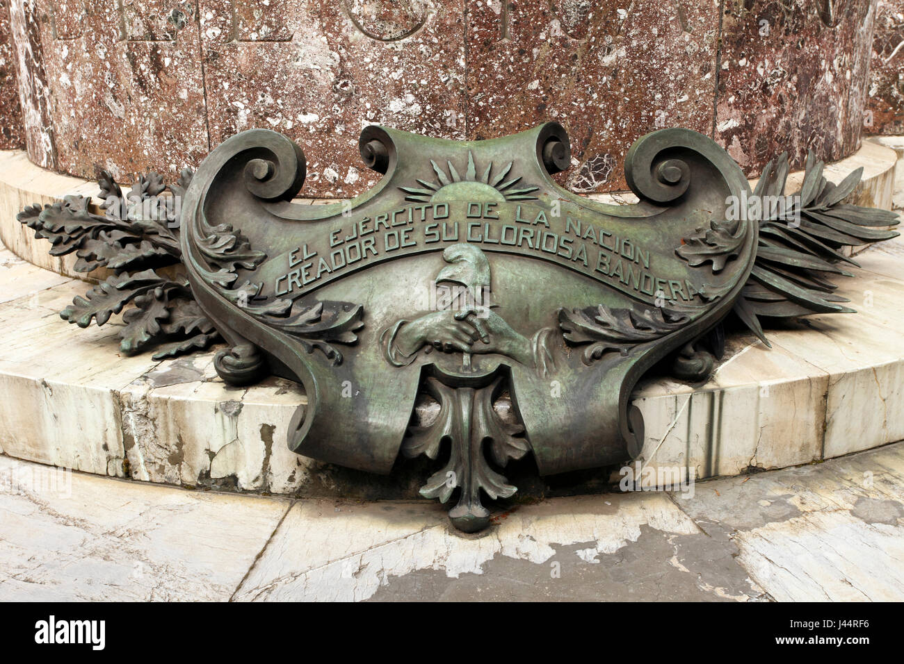 Plaque commémorative au pied du mausolée General Manuel Belgrano sur Calle de Defensa, Buenos Aires, Argentine. Banque D'Images
