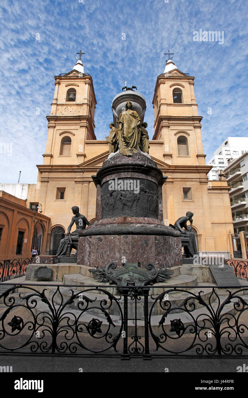 Le couvent de Santo Domingo, ou Basilique de Notre-Dame du Rosaire et couvent de Santo Domingo. Mausolée du Général Belgrano au premier plan. Banque D'Images
