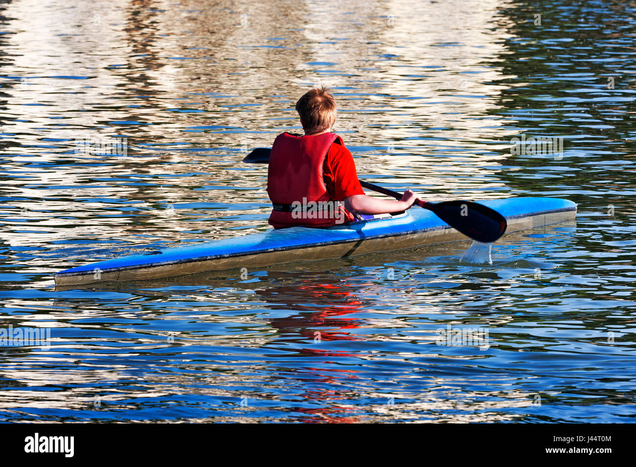 Turin, Italie - 9 mai 2014 : Plein air Sports Profitez de l'athlète, il est l'aviron dans la rivière Po Banque D'Images