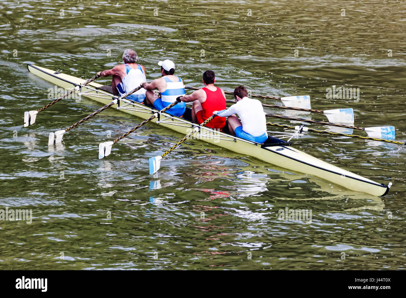 Turin, Italie 9 mai 2014 Profitez d'athlètes, des sports de plein air qu'ils rament dans la rivière Po Banque D'Images