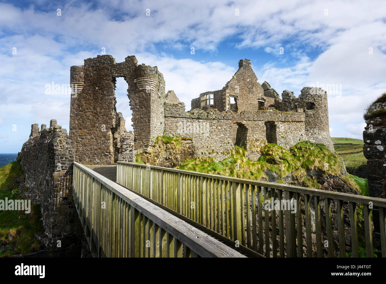 Le Château de Dunluce, sur la côte de Causeway du comté d'Antrim en Irlande du Nord Banque D'Images