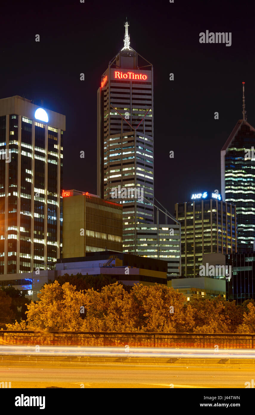 PERTH, CBD, AUSTRALIE - Février 05, 2016 Avis de la Mitchell Freeway sur Perth CBD de nuit. Pour voir une partie de l'horizon avec le tour de Rio Tinto Banque D'Images