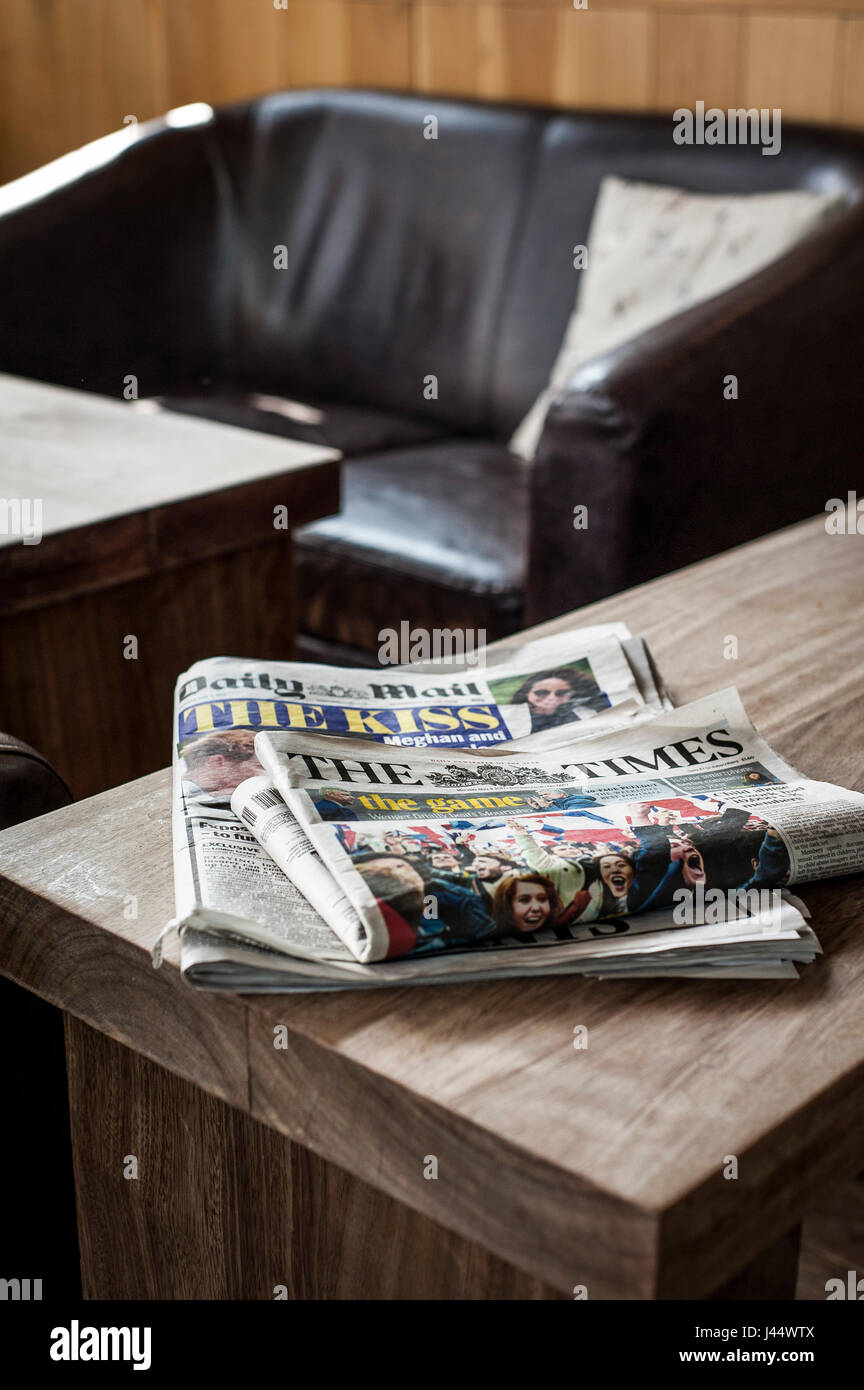 Journaux sur une table le journal The Times Daily Mail utilisé Read Table Imprimer éditions périodiques Banque D'Images