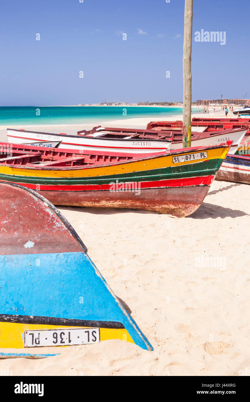 Cap vert SAL colorés traditionnels bateaux de pêche locaux tiré vers le  haut sur la plage de Santa Maria, Praia da Santa Maria, île de Sal, Cap-Vert,  Afrique Photo Stock - Alamy