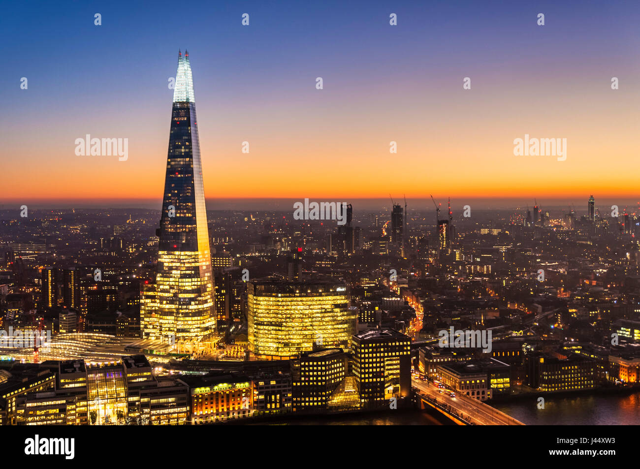 L'Écharde de toits de Londres Londres nuit le shard london la nuit sunset sky horizon de Londres nuit Grande-bretagne Royaume-uni capitale uk gb angleterre Banque D'Images