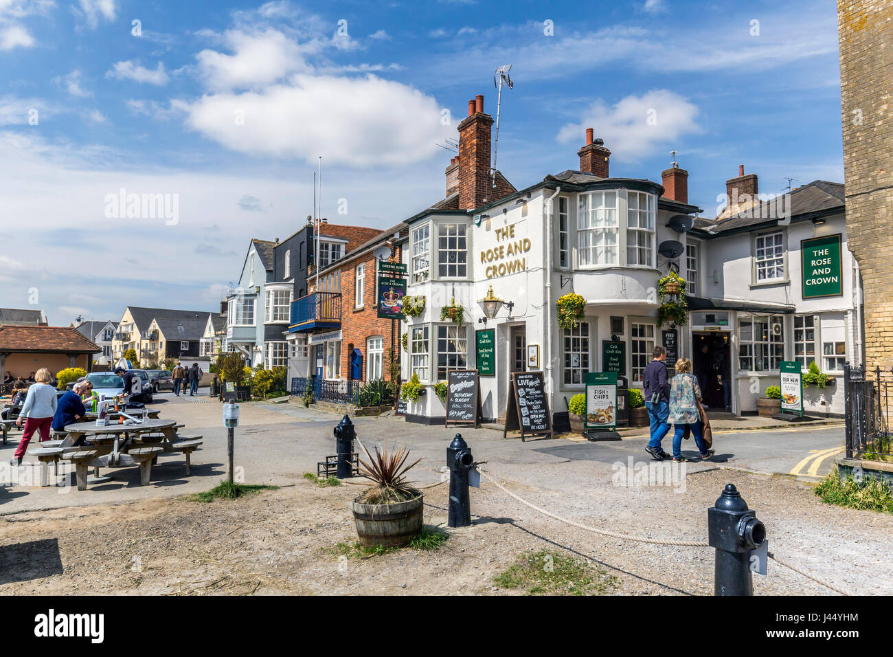 WIVENHOE PRÈS DE COLCHESTER DANS L'ESSEX. Le joli front de mer avec des bateaux amarrés Banque D'Images